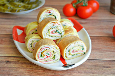 Яичные рулетики из крабовых палочек с сыром