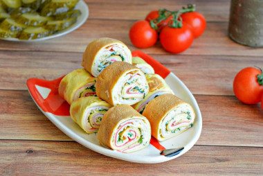 Яичные рулетики из крабовых палочек с сыром