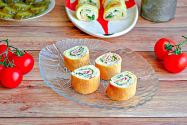 Яичные рулетики из крабовых палочек с сыром