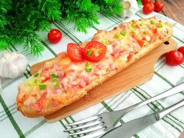 Батон запеченный с помидорами и колбасой