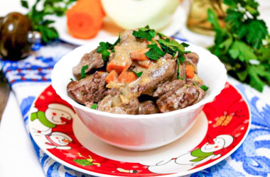 Печень в сметане с луком и морковью