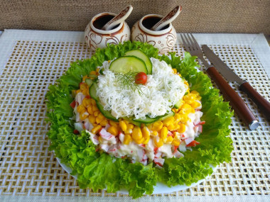Салат из крабовых палочек и сладкой кукурузы
