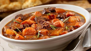 Мясо на кости с капустой в духовке
