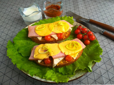 Бутерброды с колбасой сыром и помидорами в микроволновке