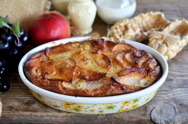 Шарлотка на молоке с яблоками