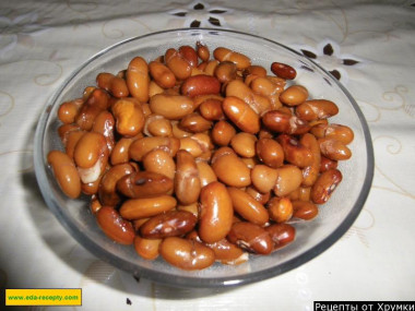 Рецепт - Простой салат красная фасоль с сухариками, сыром и чесноком - Шаг 1 - Это рецепт норвежской кухни. Я узнала, как приготовить салат фасоль с сухарями, еще будучи студенткой на занятиях по истории. Делюсь им с вами. Для начала сливаем жидкость с фасоли, если вы взяли для рецепта консервированную фасоль в банке. Также подойдет фасоль, которую нужно предварительно отварить.