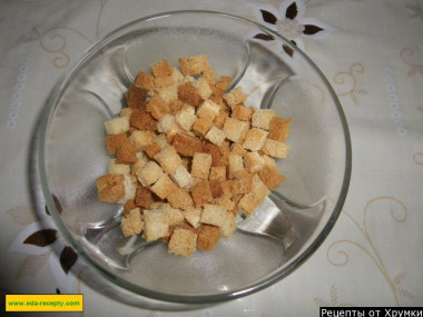 Рецепт - Простой салат красная фасоль с сухариками, сыром и чесноком - Шаг 2 -  Еще нам понадобятся сухарики. Можно взять сухарики в пачках в магазине или приготовить самим, нарезав хлеб на небольшие кубики и подсушив его в духовке до нужного состояния. Магазинные сухарики могут быть с каким-нибудь вкусом - можете выбрать по вашему предпочтению.