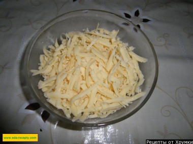 Рецепт - Простой салат красная фасоль с сухариками, сыром и чесноком - Шаг 3 -  Сыр трем на крупной терке.