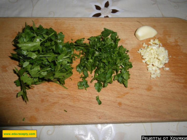 Рецепт - Простой салат красная фасоль с сухариками, сыром и чесноком - Шаг 4 -  Свежую зелень моем и измельчаем. Чеснок чистим и измельчаем: пропускаем через пресс, трем на мелкой терке или мелко нарезаем ножом.