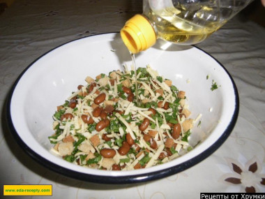 Рецепт - Простой салат красная фасоль с сухариками, сыром и чесноком - Шаг 5 -  Теперь смешиваем все подготовленные ингредиенты, это - фасоль, сухарики, сыр, чеснок и зелень. Заправить салат можно растительным маслом, сметаной или майонезом, а также смесью из сметаны и майонеза. Заправляем и перемешиваем. Салат готов!
