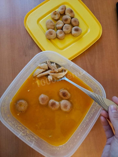 гороховый суп-пюре с курицей и сухарями