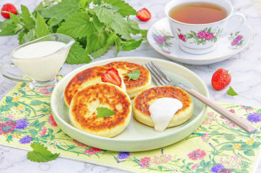 Сырники как в детском саду с молочным соусом