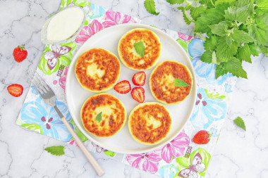 Сырники как в детском саду с молочным соусом