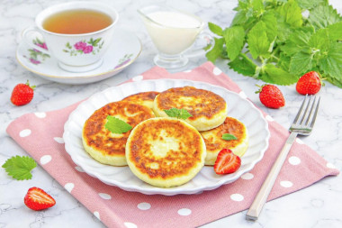 Сырники как в детском саду с молочным соусом