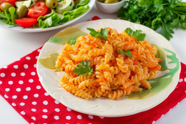 Макароны с морковью и луком на сковороде