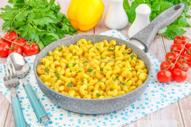 Жареные макароны на сковороде без варки
