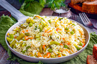 Рис с замороженными овощами на сковороде