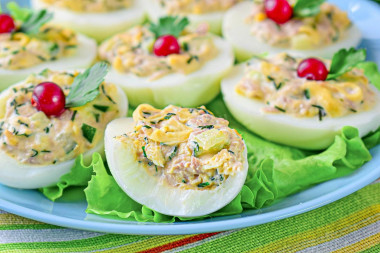 Яйца фаршированные тунцом консервированным