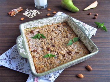 Пряная овсянка с грушей и орехами в духовке