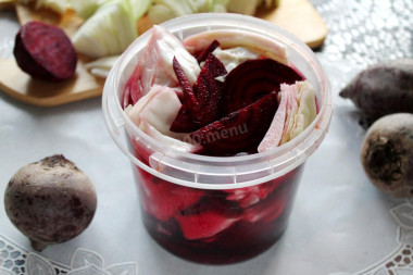 Квашеная капуста со свеклой крупными кусками с сахаром