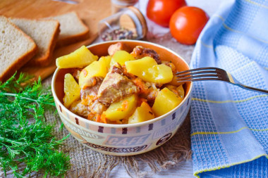 Жаркое из свинины с картофелем по домашнему на сковороде