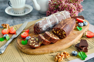 Шоколадная колбаса со сгущенкой из печенья и орехов