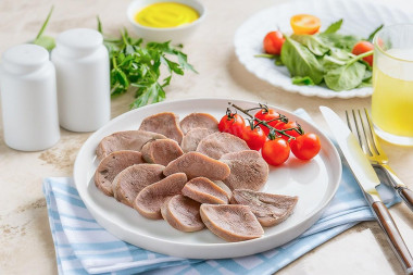 Язык говяжий отварной