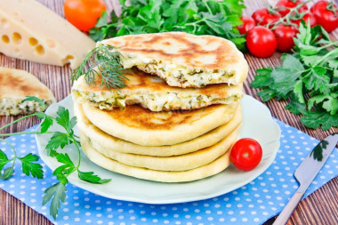 Лепешки с сыром и зеленью на сковороде