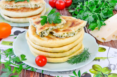 Лепешки с сыром и зеленью на сковороде