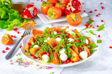 Салат с хурмой сыром и рукколой
