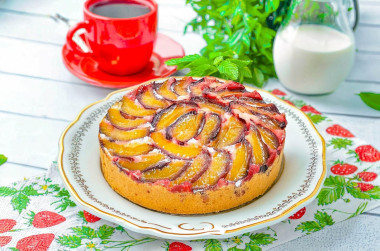 Шарлотка со сливами