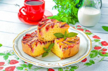 Шарлотка со сливами