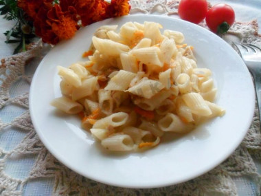 Макароны по флотски с морковью луком и тушенкой