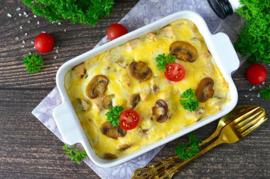 Курица в соусе бешамель с грибами