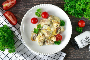 Курица в соусе бешамель с грибами