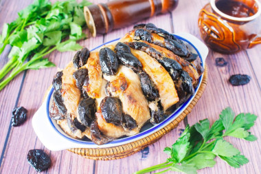 Мясо свинины с черносливом в духовке