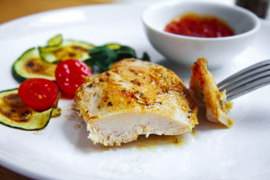 Стейк из куриной грудки на сковороде