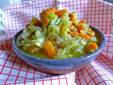 Кабачки тушеные в кастрюле с морковью