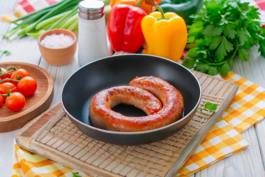 Домашняя колбаса жареная на сковороде