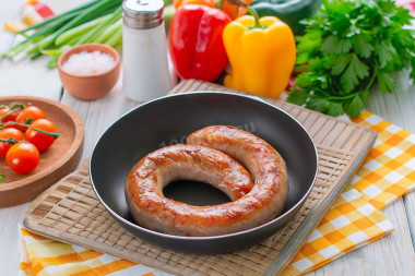 Домашняя колбаса жареная на сковороде