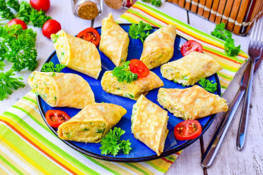 Яичный рулет с сыром и чесноком