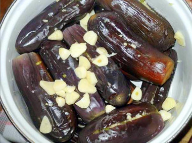 Баклажаны с чесноком соленые под грузом
