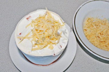 Рецепт - Салат с салями Викинг с помидорами - Шаг 9 -  Затем выдавливаем 2-ой зубчик чеснока, смазываем майонезом и выкладываем сыр.