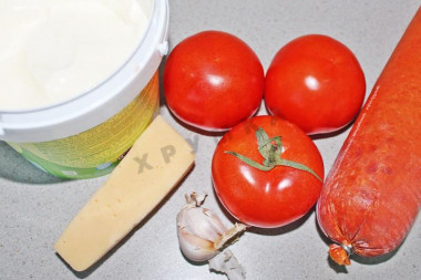 Рецепт - Салат с салями Викинг с помидорами - Шаг 1 - Ингредиенты. Колбасу очистить от оболочки. Помидоры помыть и срезать плодоножку. 2 зубчика чеснока очистить от шелухи.