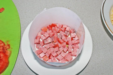 Рецепт - Салат с салями Викинг с помидорами - Шаг 3 -  1-ый слой – выкладываем салями.