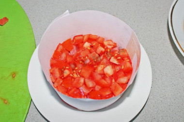 Рецепт - Салат с салями Викинг с помидорами - Шаг 4 -  2-ой слой – помидоры (до этого слейте образовавшийся сок).