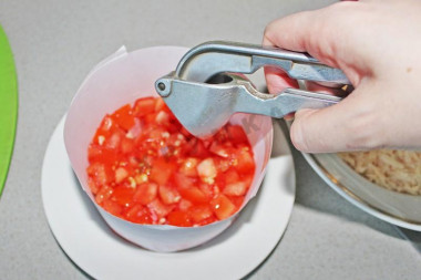 Рецепт - Салат с салями Викинг с помидорами - Шаг 5 -  3-ий слой – выдавите 1 зубчик чеснока.