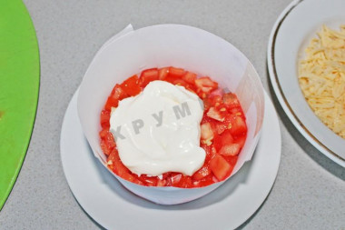 Рецепт - Салат с салями Викинг с помидорами - Шаг 6 -  4-ый слой – промажьте майонезом.