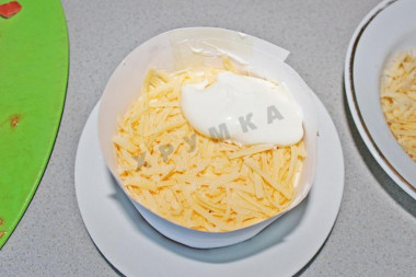 Рецепт - Салат с салями Викинг с помидорами - Шаг 7 -  5-ый слой – выкладывайте сыр, затем майонез.