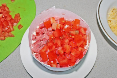 Рецепт - Салат с салями Викинг с помидорами - Шаг 8 -  Повторяем все слои. Салями и помидоры.